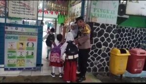 Aiptu Kamidi Memantau Siswa-siswi SDN Gondangdia 01 Pagi Mengikuti Giat Belajar Mengajar