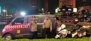 Patroli Tiga Pilar Melaksanakan Pembubaran Pengendara Roda 2 di Sekitar Bunderan HI
