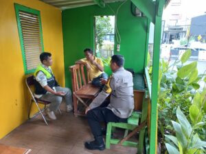 Aiptu Suhartono Sambang Warga Dalam Rangka Pelayanan Administrasi Di Kelurahan Kebon Kacang