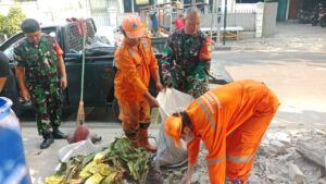 Babinsa Koramil Matraman Bersama PPSU dan Warga Bersihkan Lingkungan RW.12 Utan Kayu Selatan