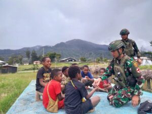 Buaya Putih Berbagi di Minggu Kasih denganBagikan Makanan untuk Masyarakat