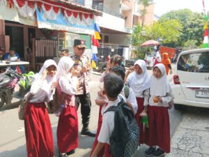 Anggota Binmas Polsek Johar Baru Melaksanakan Pemantauan Bubaran Anak Sekolah.