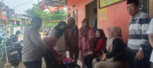 Bhabinkamtibmas Kelurahan Petamburan Monitoring Pelayanan Posyandu Lansia Di Pos RW 01a