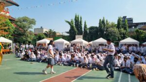 Bhabinkamtibmas Kelurahan Karet Tengsin Menghadiri Peringatan Hari Ulang Tahun SMAN 7 Jakarta Ke 68