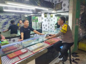 Bhabinkamtibmas Galur, Sambang Wilayah Berikan Imbauan Kamtibmas Kepada Karyawan Toko Emas