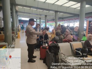 Polsek Senen Patroli Giat Sambang di Stasiun Kereta Api Pasar Senen