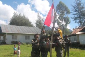 Satgas Yonif 323 Buaya Putih Bagikan Bendera Merah Putih dan Sembako untuk Masyarakat