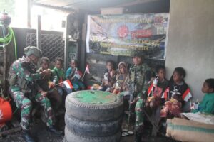 Senyum Ceria Anak-Anak Bersama Satgas Yonif 323 Buaya Putih
