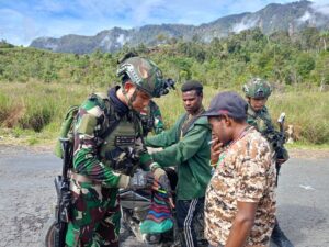 TK Holomama Satgas Yonif 509 Kostrad Laksanakan Patroli Keamanan dan Komunikasi Sosial di Pasar Pagi Sugapa, Intan Jaya