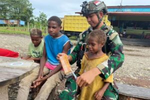 Berbagi Biskuit dan Cerita Pengalaman Kesatria Mayangkara Bersama Anak Papua
