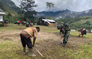 Prajurit Yonif 432 Kostrad Gotong Royong Bersihkan Gereja di Mbua, Papua Pegunungan