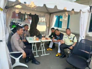 Bhabinkamtibmas Kelurahan Kebon Sirih Melaksanakan Kegiatan Sambang Dan Patroli Dialogis