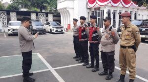 Personel Polsek Metro Menteng Melaksanakan Pengamanan Kantor KPU R.I