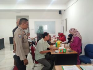 Babinkamtibmas Kelurahan Cempaka Putih Timur Bantu Kegiatan Posyandu Lansia