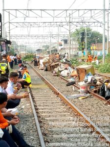 Bhabinkamtibmas Kelurahan Gunung Sahari Selatan Membantu Kegiatan Kerja Bakti PT.KAI Di Sepanjang Rel Dan Pinggir Rel