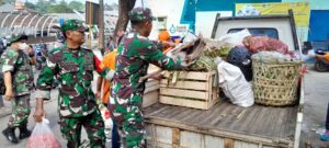 Ciptakan Lingkungan Bersih, Koramil 03/Pasar Rebo, Karya Bakti Bersihkan Sampah