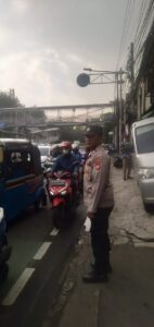 Pengaturan Arus Lalu Lintas Pagi Hari Kapolsubsektor Galur di Jalan Letjend Suprapto.