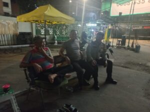 Kunjungi Poskamling RW 06 Kelurahan Kebon Kacang Malam Hari Aipda Suhartono Berikan Imbauan Kepada Petugas Siskamling