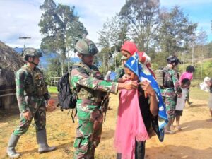 Senangnya Masyarakat Didatangi Prajurit Yonif 323 Buaya Putih