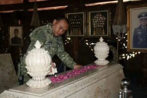 Yonif 413 Kostrad Laksanakan Ziarah Ke Astana Giri Bangun