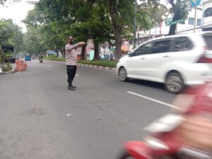 Unit Samapta Polsek Kemayoran Melaksanakan Pengaturan Lalu Lintas Pagi Hari