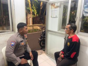 Bripda Rhenold Sambang Ke Pos Kamling Sampaikan Imbauan Kamtibmas