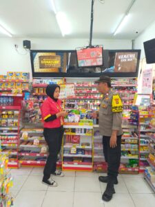 Patroli Dialogis Bhabinkamtibmas Galur Sambang dan Imbauan Karyawan Alfamart.