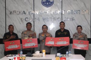5 Personel Bidhumas Polda Metro Jaya Berprestasi Terima Reward