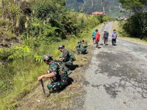 Satgas Yonif 509 Kostrad Bersama Masyarakat Kampung Mamba Intan Jaya Papua Gelar Kerja Bakti Menjelang 17