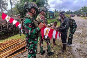 Sambut Hari Kemerdekaan Republik Indonesia, Kesatria Mayangkara Bersama Warga Pasang Bendera Merah Putih