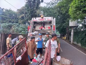 Bersih Lingkungan, Koramil 05/Kramatjati, Bersihkan Sampah