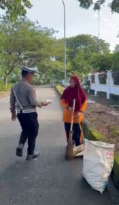 Saling Berbagi, Kasat Lantas Polres Nagan Raya Lakukan Jum’at Berkah