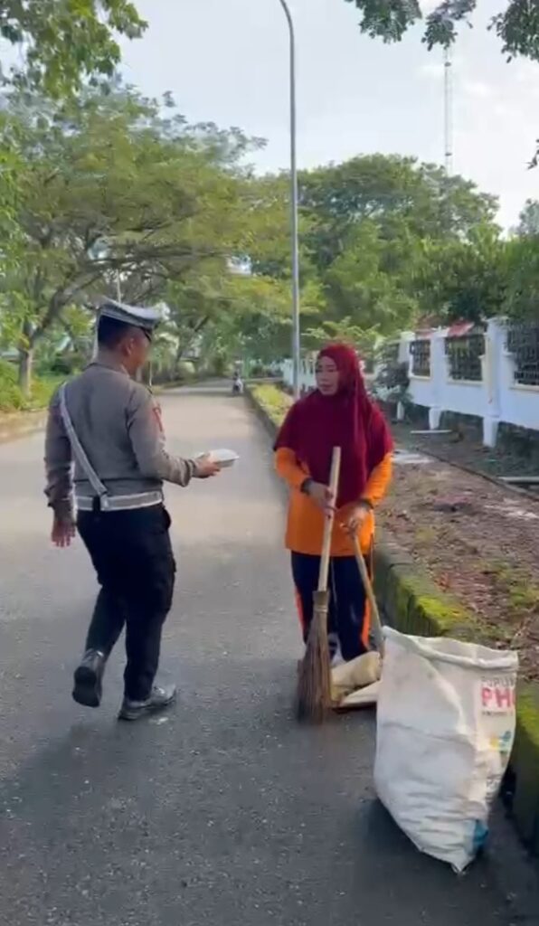 Saling Berbagi, Kasat Lantas Polres Nagan Raya Lakukan Jum’at Berkah
