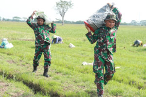 Panen Bawang Merah di Lahan Urban Farming Korem 051/Wijayakarta, Desa Sukatani