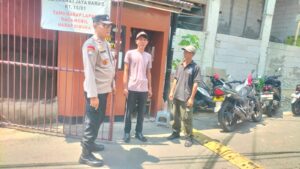 Patroli Wilayah Bhabinkamtibmas Kelurahan Johar Baru Sambang Ke Pos Keamanan RW 01