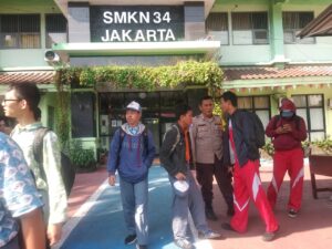 Bhabinkamtibmas Kel. Paseban Monitoring Siswa Siswi Pulang Sekolah SMKN 34 Jakarta