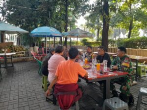 Aiptu Teguh Bersama Babinsa Patroli Dialogis Dan Sambangi Kuliner Tenis Indoor Senayan