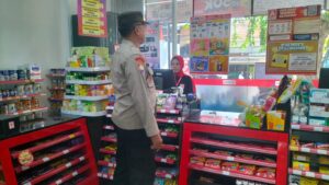 Sambang Dialogis Siang Hari, Bhabinkamtibmas Johar Baru Berikan Imbauan Kepada Karyawan Alfamidi