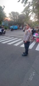 Kapolsek Johar Baru Bersama Kapolsubsektor Kayu Awet Melaksanakan Pengaturan Lalu Lintas Sore Hari di Jalan Percetakan Negara Raya.