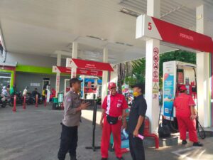 Bhabinkamtibmas Kelurahan Galur Patroli Dialogis Berikan Imbauan Kepada Security SPBU