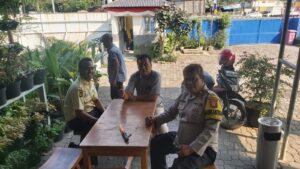 Patroli Dialogis Bhabinkamtibmas Petojo Selatan Berikan Himbauan Kepada Warga