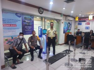 Aipda Zaenal Arifin Patroli dan Sambang Dialogis ke Bank BCA Roxy.