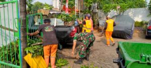 Sabtu Bersih, Babinsa Koramil Cakung Bersama PPSU dan Warga Kerja Bakti