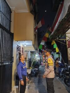 Patroli Wilayah Bhabinkamtibmas Kampung Rawa Interaksi dan Komunikasi Sosial Dengan Warga