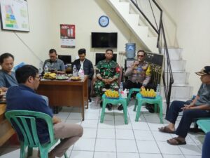 Bhabinkamtibmas Kampung Rawa Bersama Tiga Pilar Menghadiri Pertemuan Rutin Pengurus RT dan RW