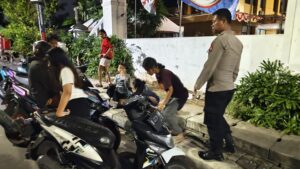 Patroli Dini Hari Briptu Yoga Imbau Anak-anak Remaja yang Nongkrong.