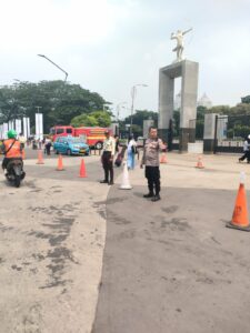 Patroli 1051 Unit Sabhara Polsek Metro Tanah Abang Patroli Jalan Kaki Siang Hari Dan Pengaturan Arus Lalu Lintas Di Pintu I GBK Senayan