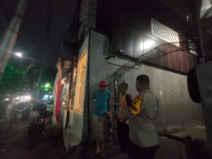 Bhabinkamtibmas Senen Patroli Malam Hari Dan Kontrol Pos Kamling dan Warganya Di Pemukiman