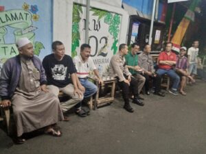 Patroli 1053 Polsek Metro Tanah Abang Patroli Malam Hari Sabtu Malam Minggu Dan Sambangi Poskamling RW 02 Kelurahan Petamburan