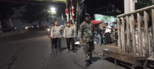 Kapolsek Metro Tanah Abang Melaksanakan Patroli Jalan Kaki Malam Minggu